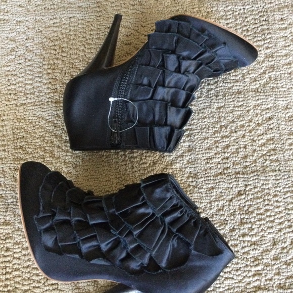 Brand new! BCBGMAXAZRIA STYLE COLLY RUFFLE SATIN BOOTIE SIZE 6B